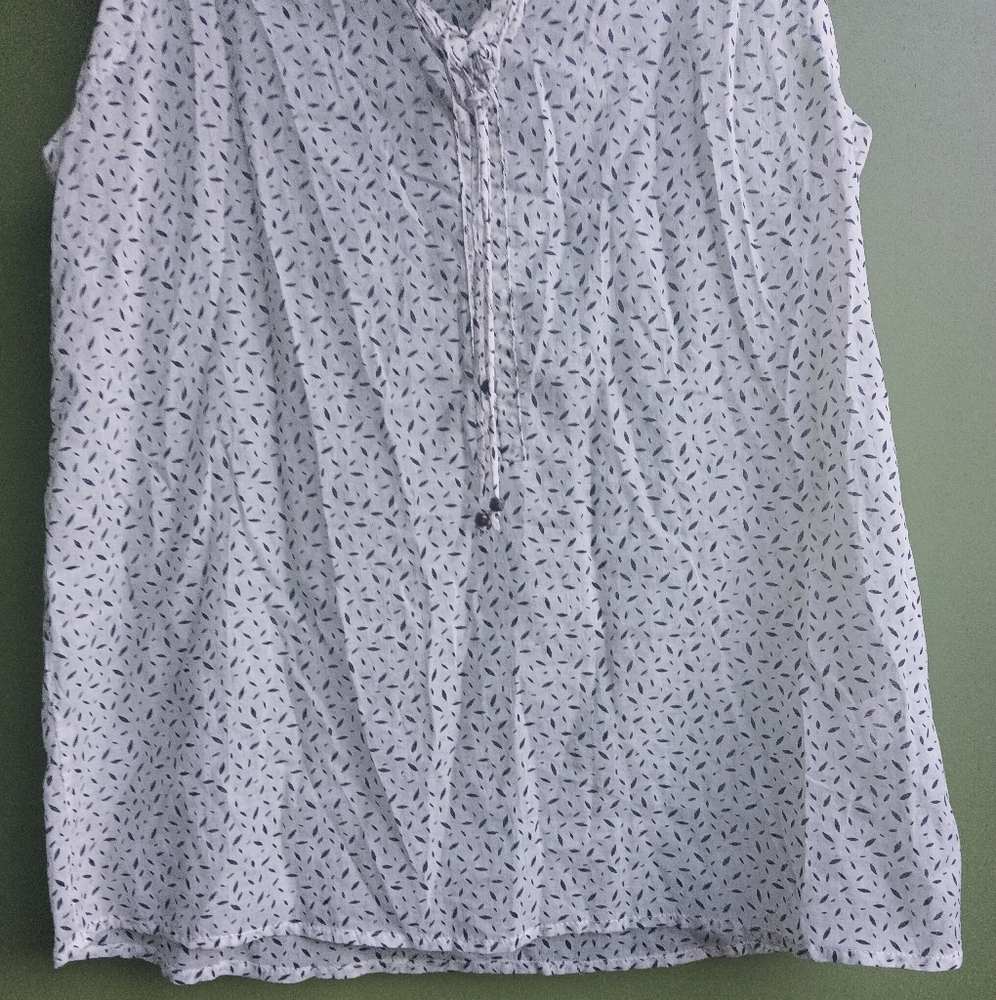 Dylan Sleeveless Tie-Front Printed Top - Picture 6 of 14